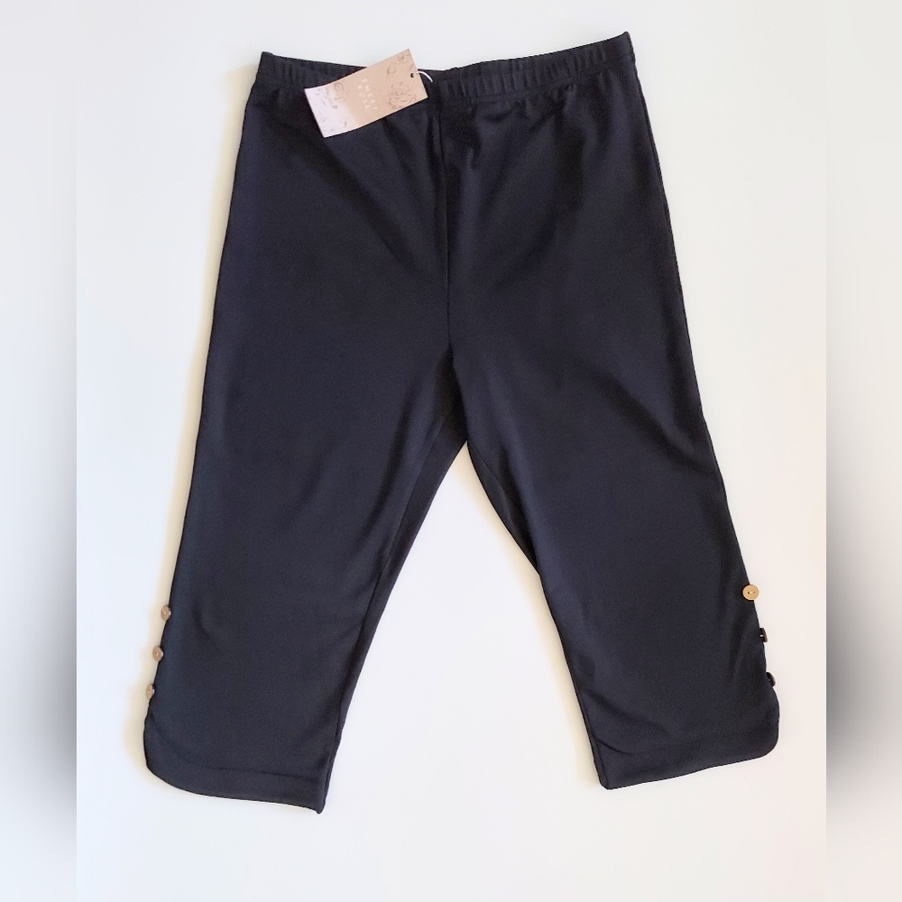 Emery Rose Capri Shorts Button Accent Black Size Large NWT